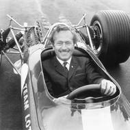 Colin Chapman při testu prvního Lotusu 49 na zkušební dráze v Hethelu (1967)