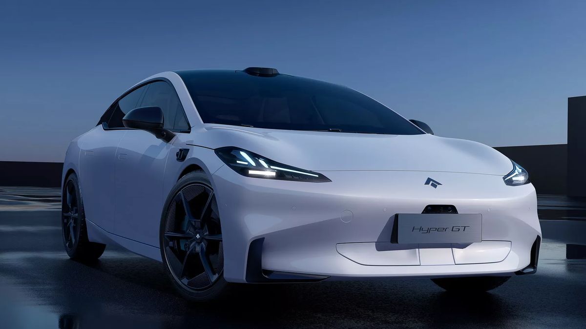 Čínská Tesla: Aerodynamický Aion Hyper GT jako by Modelu 3 z čelního světlometu vypadl