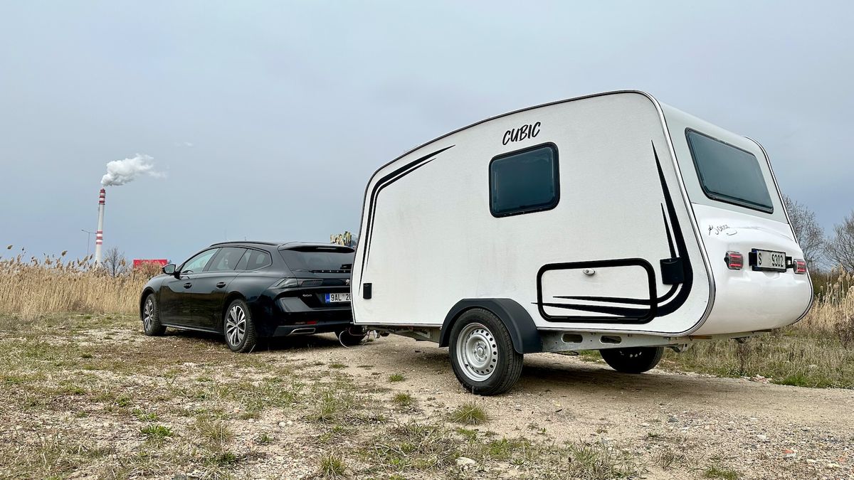 Cubic Mini Camper Pro je slušně vybavený karavan. Příjemně překvapí vlastní koupelna, pár detailů by však chtělo doladit