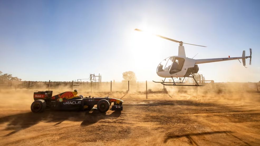 Daniel Ricciardo zpět v barvách Red Bullu! Tentokrát však ne na trati, ale na australských pláních