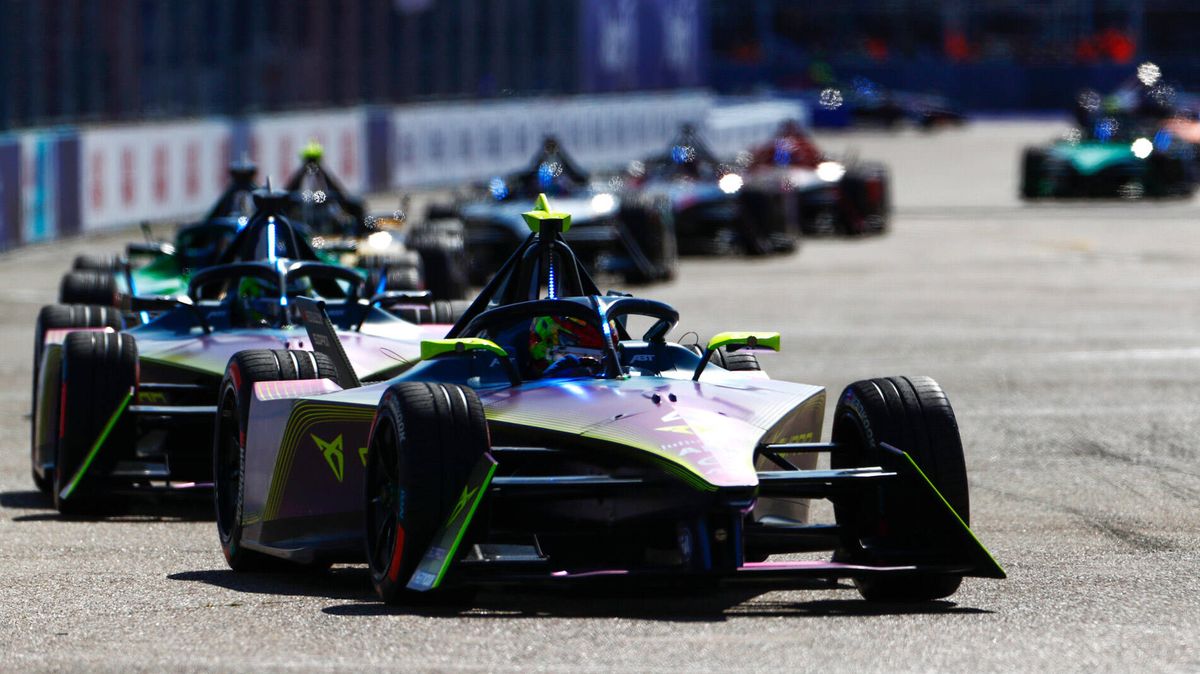 Zvuk je umělý, zábava opravdová: Formule E je drsné závodění plné předjíždění