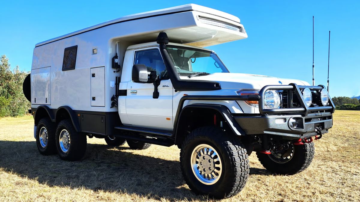 Ugriluje večeři, vydrží až -40 °C a vyjede všechno. Toyota Land Cruiser 6 × 6 je obytňák snů