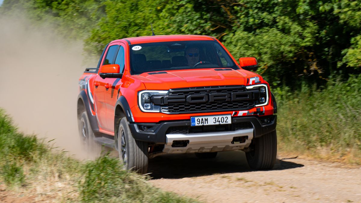 Chuck Norris mezi auty: Ford Ranger Raptor je největší terénní drsňák v širokém okolí