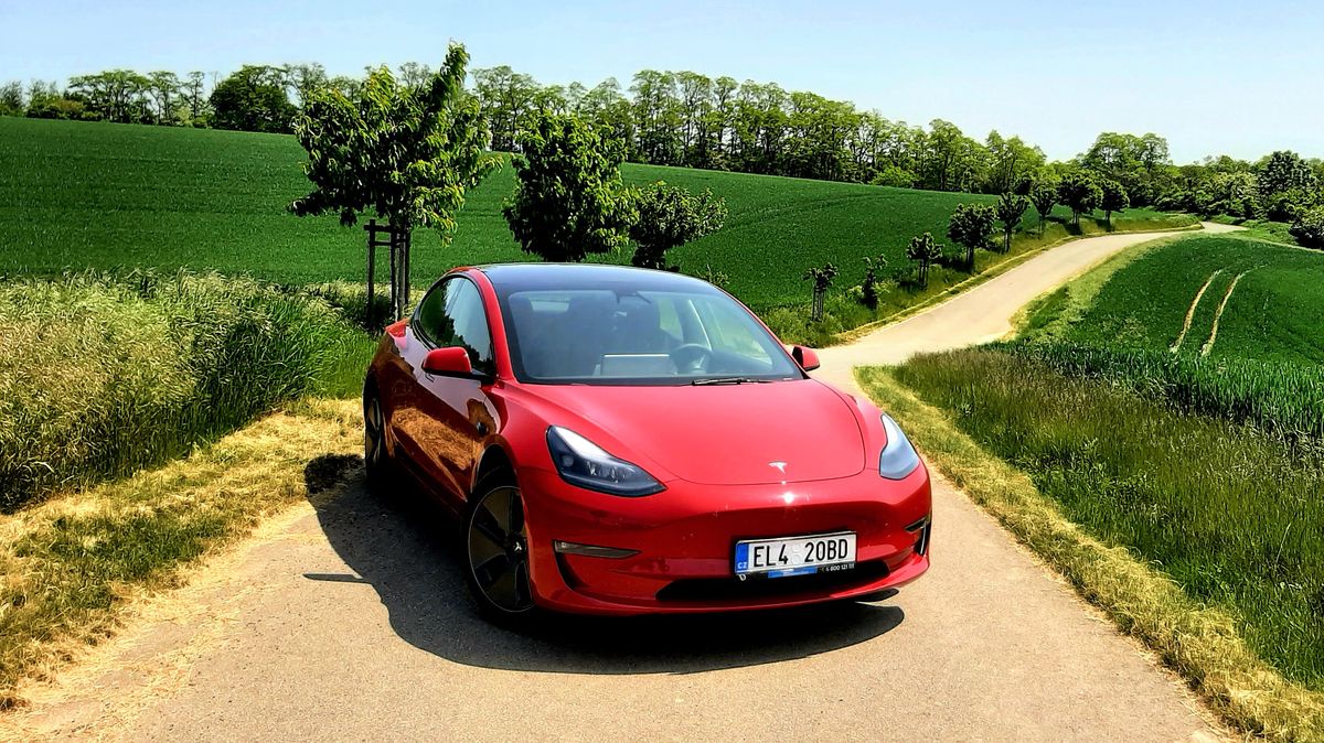 Tesla Model 3 jako ojetina: Příjemně překvapí dynamikou, pár věcí ale naopak hodně zklame