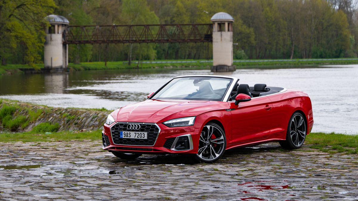Varování, tohle auto je prudce návykové: Jak u Audi A5 jednou stáhnete střechu, už nikdy nebudete chtít jinak