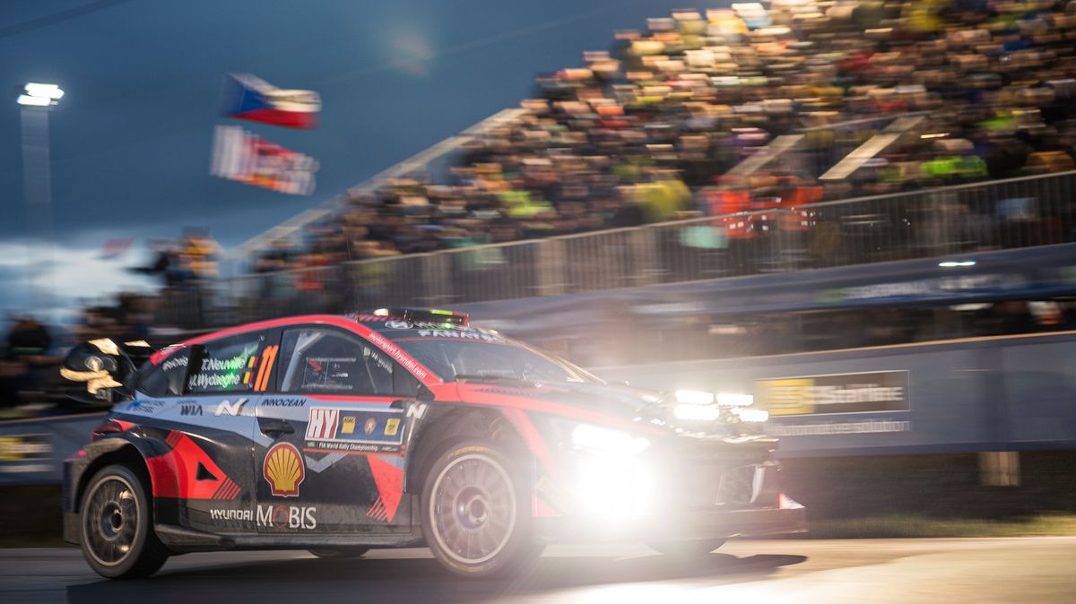 WRC dorazilo do Česka! Startoval prezident, v Chuchli upadávaly zrcátka a na Šumavě to klouzalo
