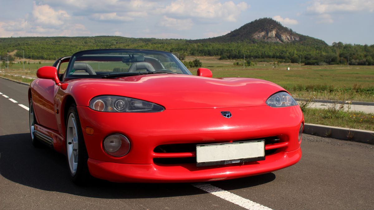 Viper je ikona jedné generace nejen kvůli hloupému seriálu. Možná je to krám, ale úžasný! Každý ho však řídit nemůže