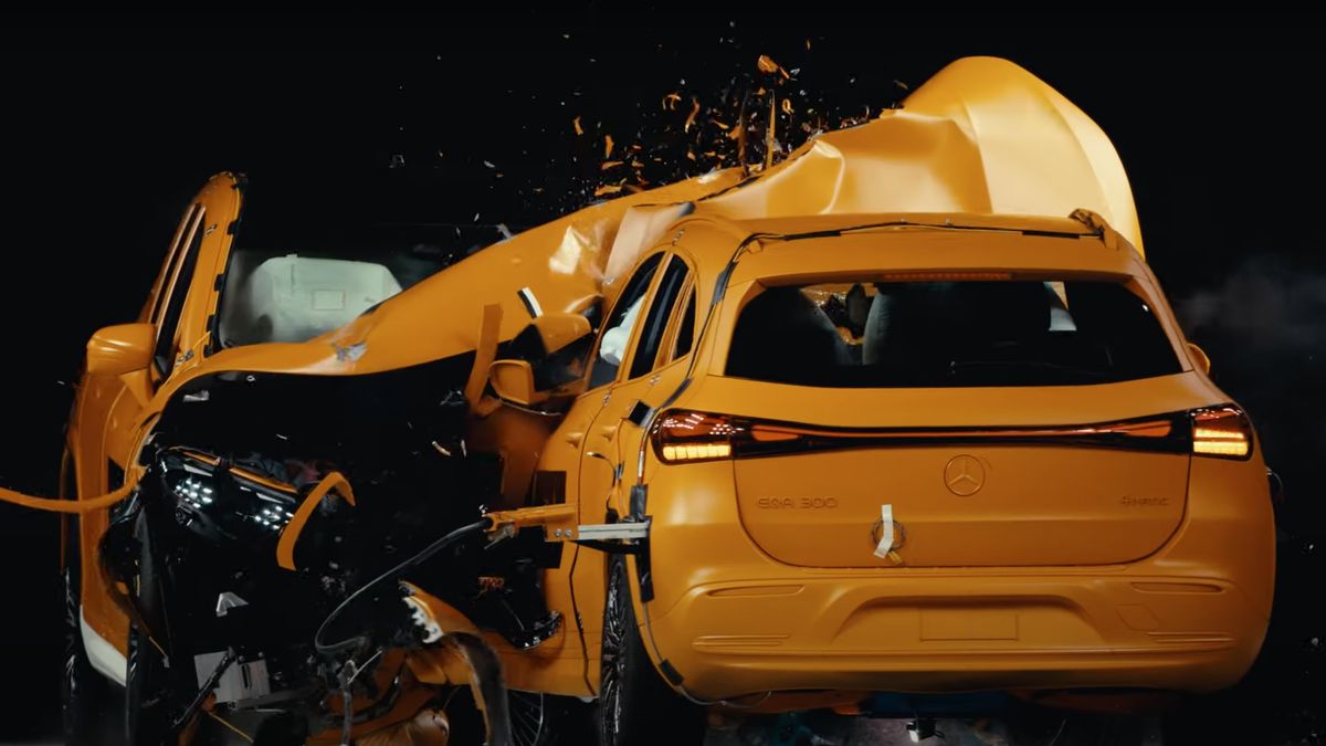 Drsný nárazový test dvou elektromobilů: Narazilo do sebe malé a obří SUV. Víme, jak dopadla baterka. I posádka