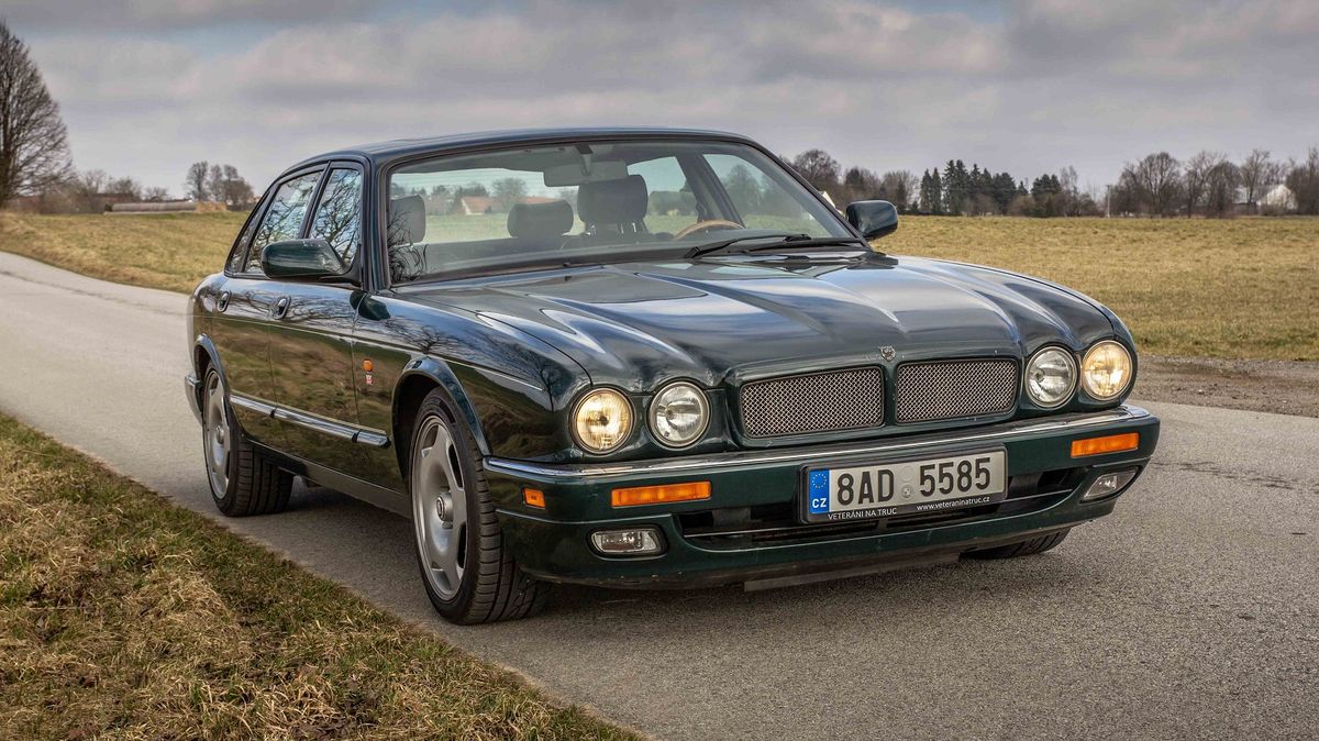 Jaguar XJR je naprosto dokonalý vůz, který nutně potřebuje každý nadšenec do aut. Úplná past to není, nepřijde ani draho, ale ta spotřeba…