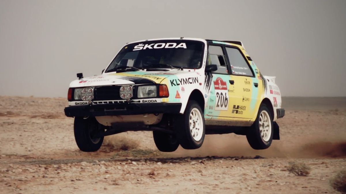 Škodovkou na Dakar: Mrkněte exkluzivně na film o Ondřeji Klymčiwovi. Jak přežil svou smrt a do pouště se vrátil s českým veteránem