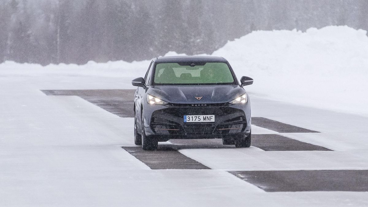Zkušený pilot formulí vyrazil s elektromobilem do -35 °C. Něco takového prý ještě nezažil
