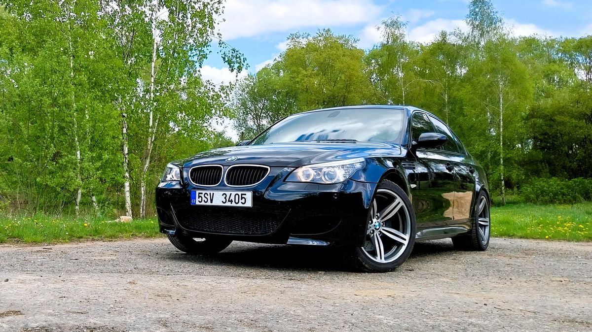 BMW M5 E60 má pod kapotou konstruktérský skvost. Kombinace atmosférického desetiválce s manuálem dělá z této M5 jeden z nejvzácnějších bavoráků