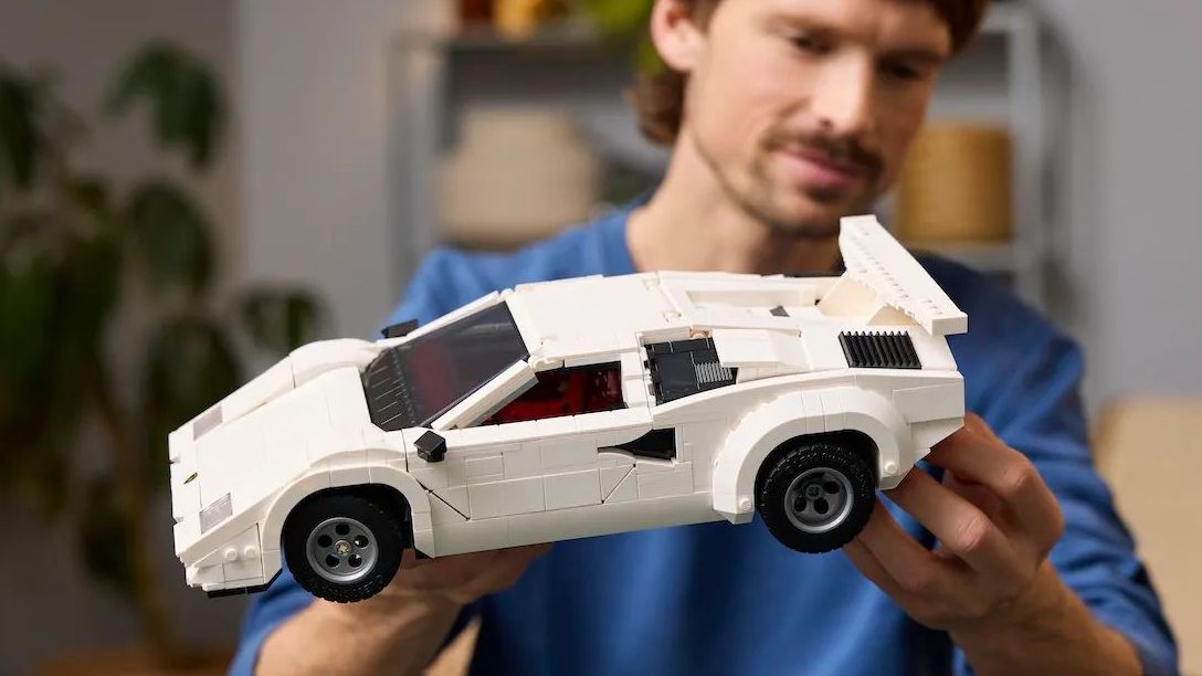 Hrdinu z plakátu nyní může mít doma každý: Ikonické Lamborghini Countach jako stavebnice LEGO s V12 i výklopnými dveřmi