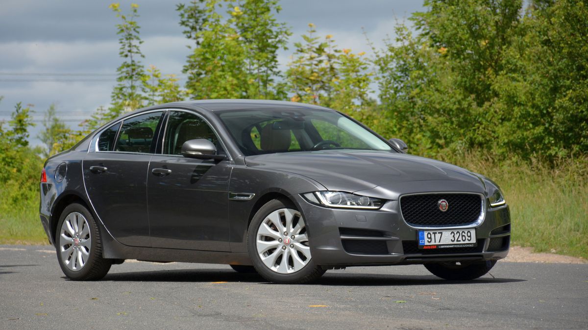 Ojetý Jaguar XE je levnější a zajímavější alternativa k nudné německé konfekci. Čeká vás s ním víc radostí, nebo starostí?