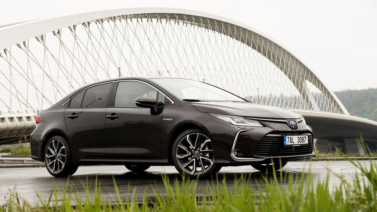 Toyota vyprodává dva modely se super slevou. Za Corollu sedan s klasickým benziňákem ušetříte skoro 200 tisíc