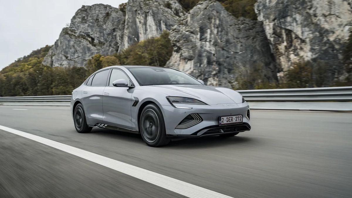 Čína je stále napřed: Přes polovinu prodaných aut tvoří elektromobily a hybridy
