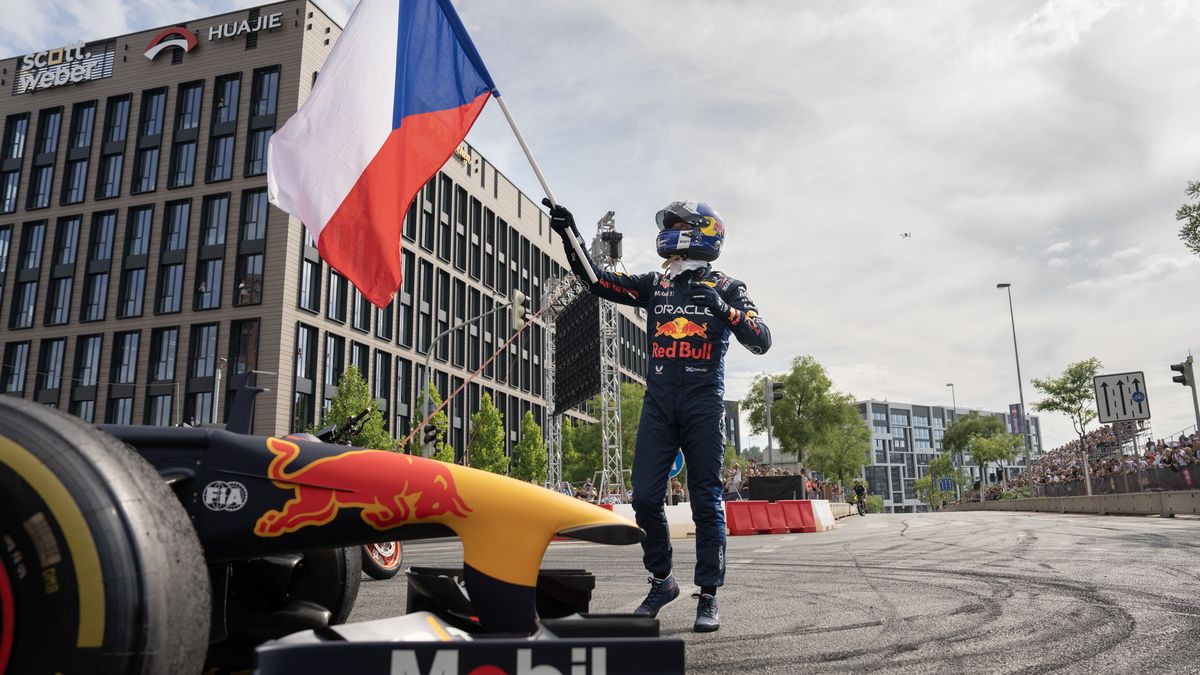 Osmiválcová F1 burácela Prahou a pobláznila fanoušky. V Česku je pro takovou jízdu už jen jedno lepší místo, říká pilot