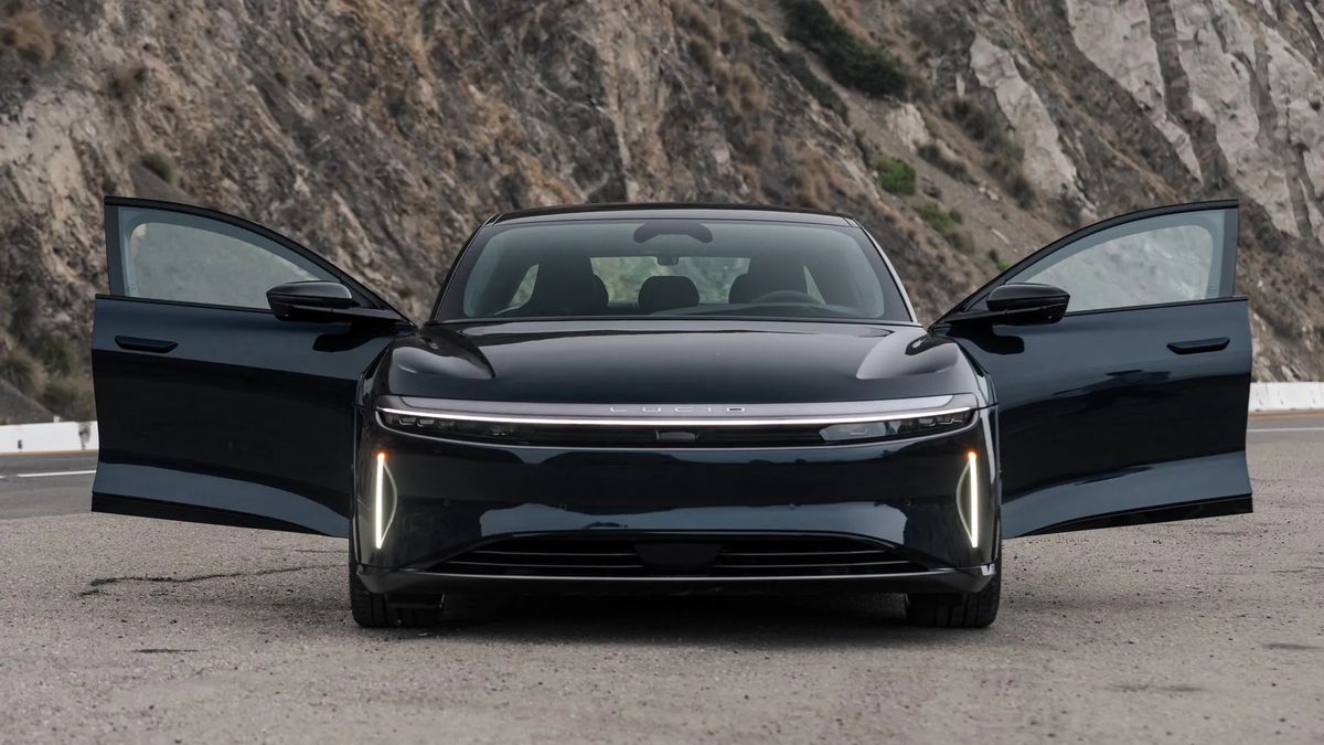 Nejrychlejší neprůstřelný elektromobil světa není Tesla. Jmenuje se Lucid Air a umí šmírovat policii
