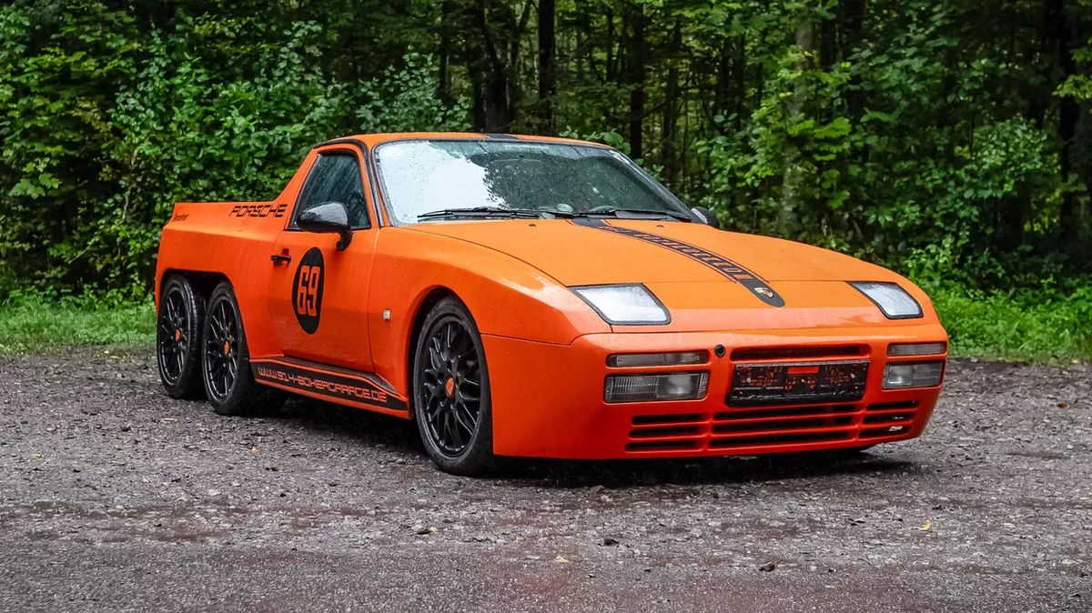 Nadšenec postavil Porsche, které by továrna nikdy nevyrobila. Má šest kol a dlouhou dubovou korbu
