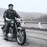 Závodník Richard Dusil testuje stroj s číslem motoru 15-39 na rychlostní silnici z Prahy do Zbraslavi