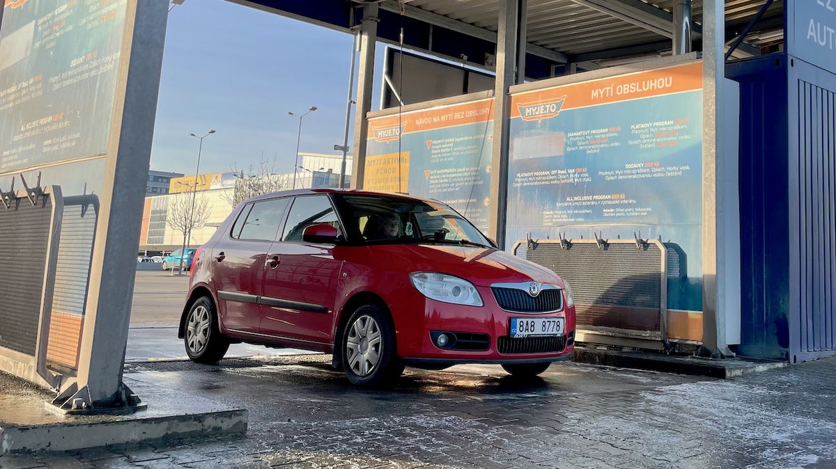 Pozor na sůl po zimě! Může se skrývat i tam, kam se běžná myčka nedostane. Poradíme, jak důkladně auto vyčistit