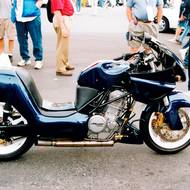 Jeden z prvních motocyklů Gurney Alligator v Laguna Seca 2002 (motor Honda 710)