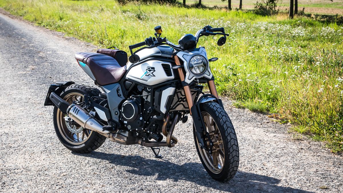 Druhá nejprodávanější značka motorek v Česku zlevnila. Dospělou mašinu od CFMoto s velkým dvouválcem koupíte za pakatel