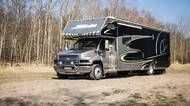 Americký sen na kolech: Obří obytňák jezdí za 25 litrů, ubytuje 10 lidí, ale i malé auto