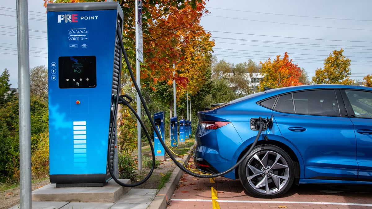Překvapivá statistika: Průměrný nájezd elektromobilů byl loni vyšší než u benzinových aut. Na naftu ani CNG však stále nestačí
