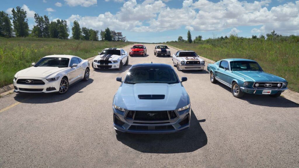 Je mu 60 let a je pořád štramák. Ford Mustang slaví jubileum! Některé generace jsou u nás prakticky neznámé. Naštěstí