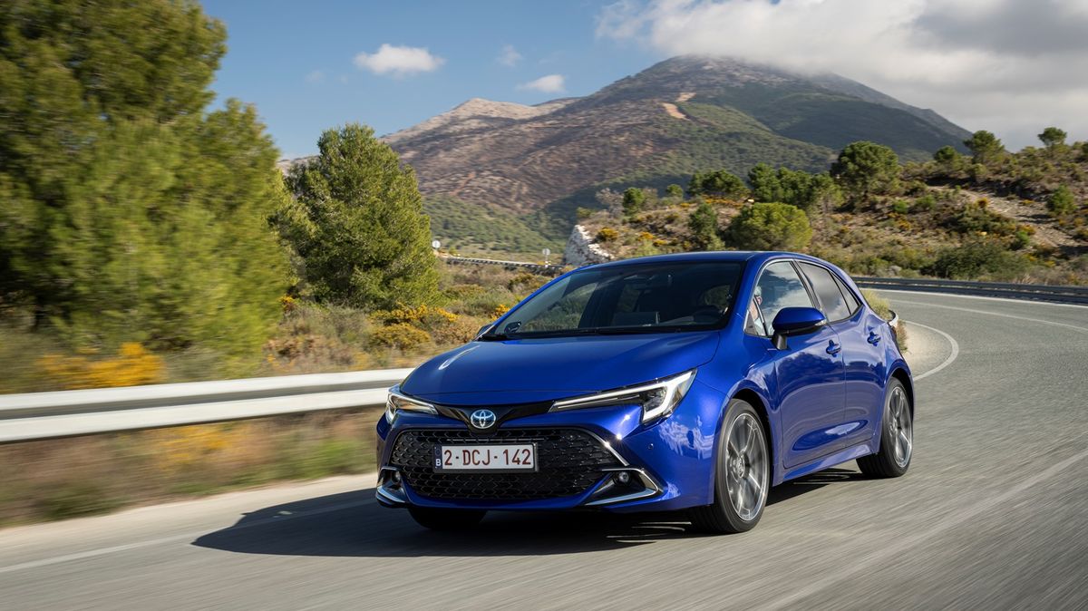 Nejprodávanější auta na světě, vojanda v BVP a motorkáři na silnicích – Týden v Garáži