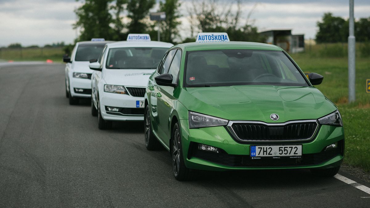 Na co jezdí autoškoly? Dominují vozy spalující benzin a naftu, na LPG je osmina aut. Co elektromobily?