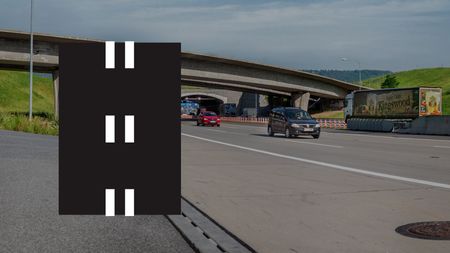 Dvojitou plnou zná každý, ale existuje i dvojitá přerušovaná čára. I ta má svůj význam. A důležitý