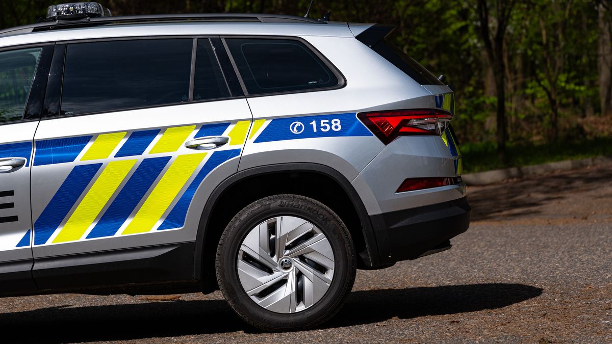 Kážou vodu, pijí víno? Policisté za driftování na sněhu rozdávají pokuty, na sítích však koluje video, jak smykují sami