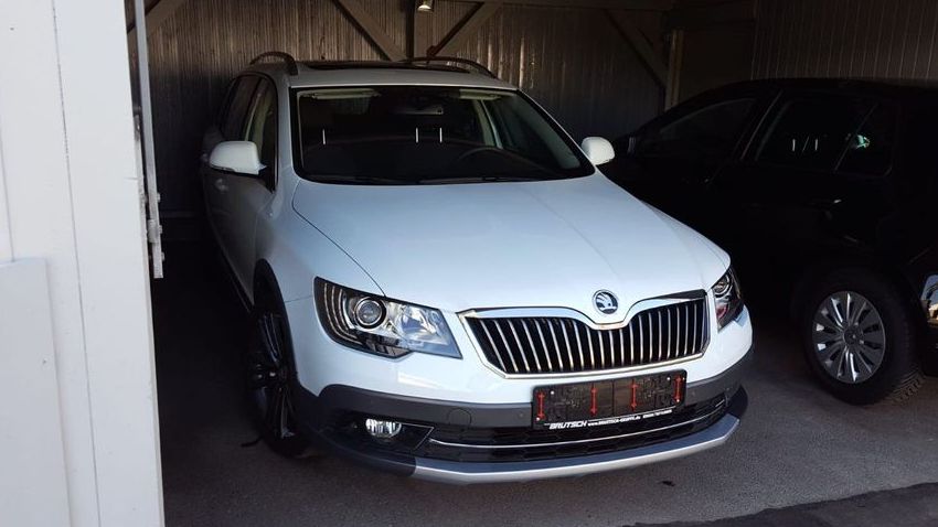 Někdo si pořídil Škodu Superb jako sběratelský kousek. Teď auto po devíti letech prodává, nenajelo ani 2000 km. Cena je vysoká