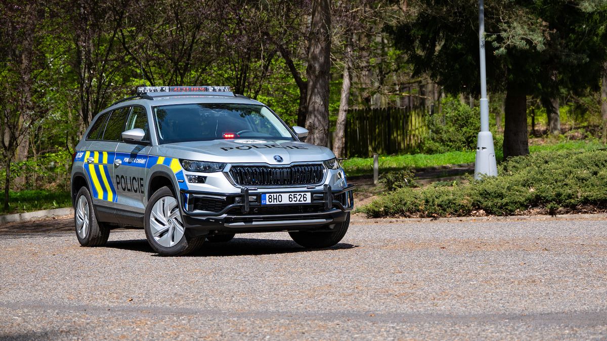 Policejní Škoda Kodiaq má zajímavější výbavu než jen přední rám. Auto jsme prolezli a víme třeba i to, proč má na zadních sedačkách čtyři pásy