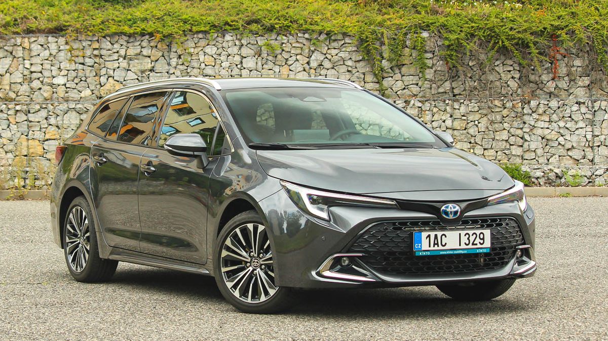 Šest set litrů kufru, spotřeba pod pět a sleva přes sto tisíc: Hybridní Toyota Corolla v kombíku je hodně lákavá koupě