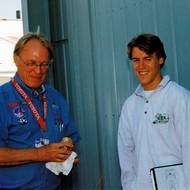 Dan Gurney se synem Alexem, v roce 1998 jezdcem formule Barber Dodge V6, při poradě na letištním okruhu v Clevelandu