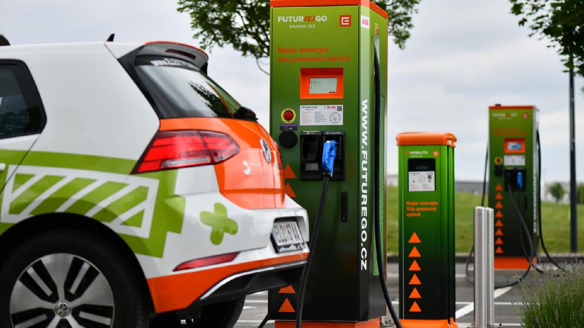 Nabíječek je dost, ale chybí k nim auta. Čím víc bude elektromobilů, tím lacinější by mohlo být nabíjení, vzkazuje ČEZ