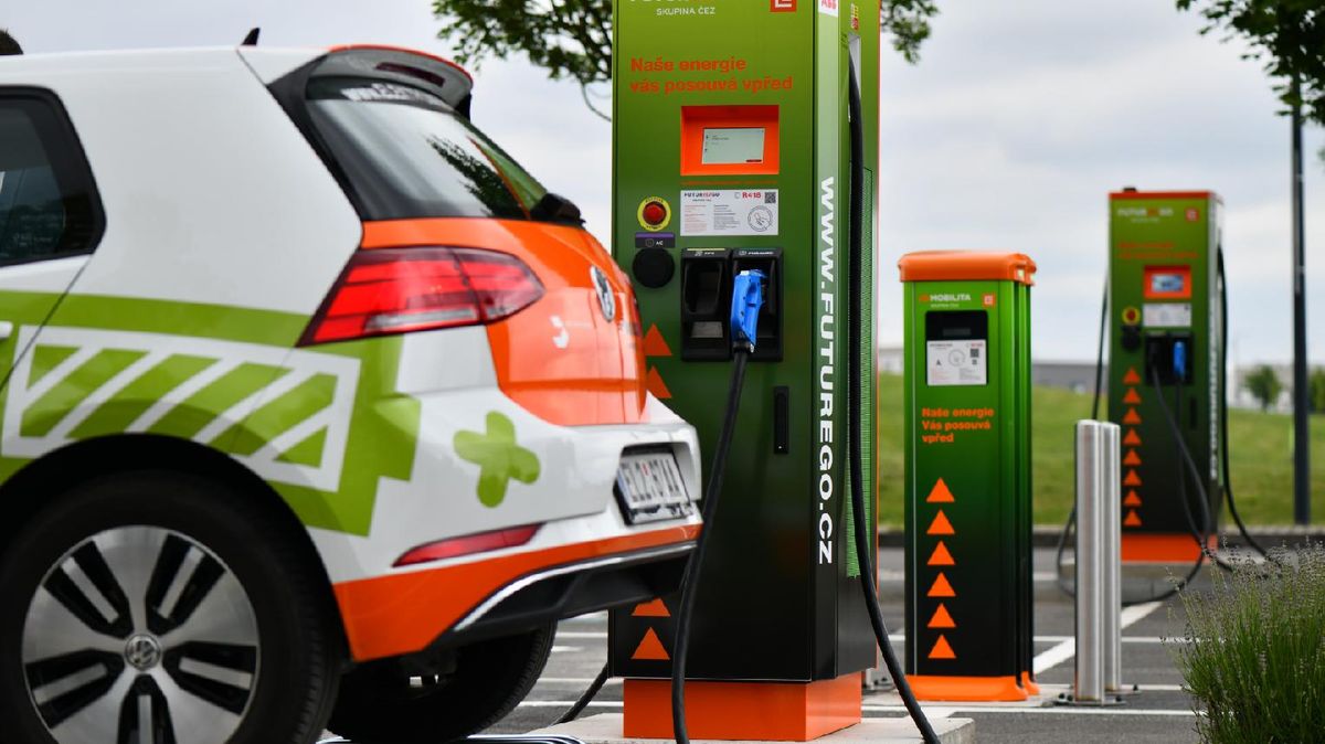 Nová pravidla pro elektromobily. Nabíječky mají být na páteřních komunikacích 60 km od sebe, norma upravuje i jejich výkon