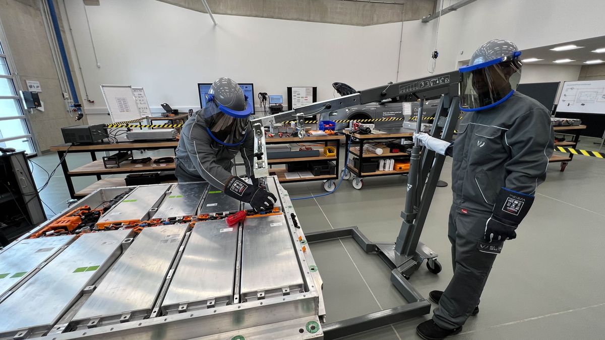 Jak se opravují elektromobily Volkswagenu: Nemusí to být drahý špás, kutilové z garáží ale zapláčou