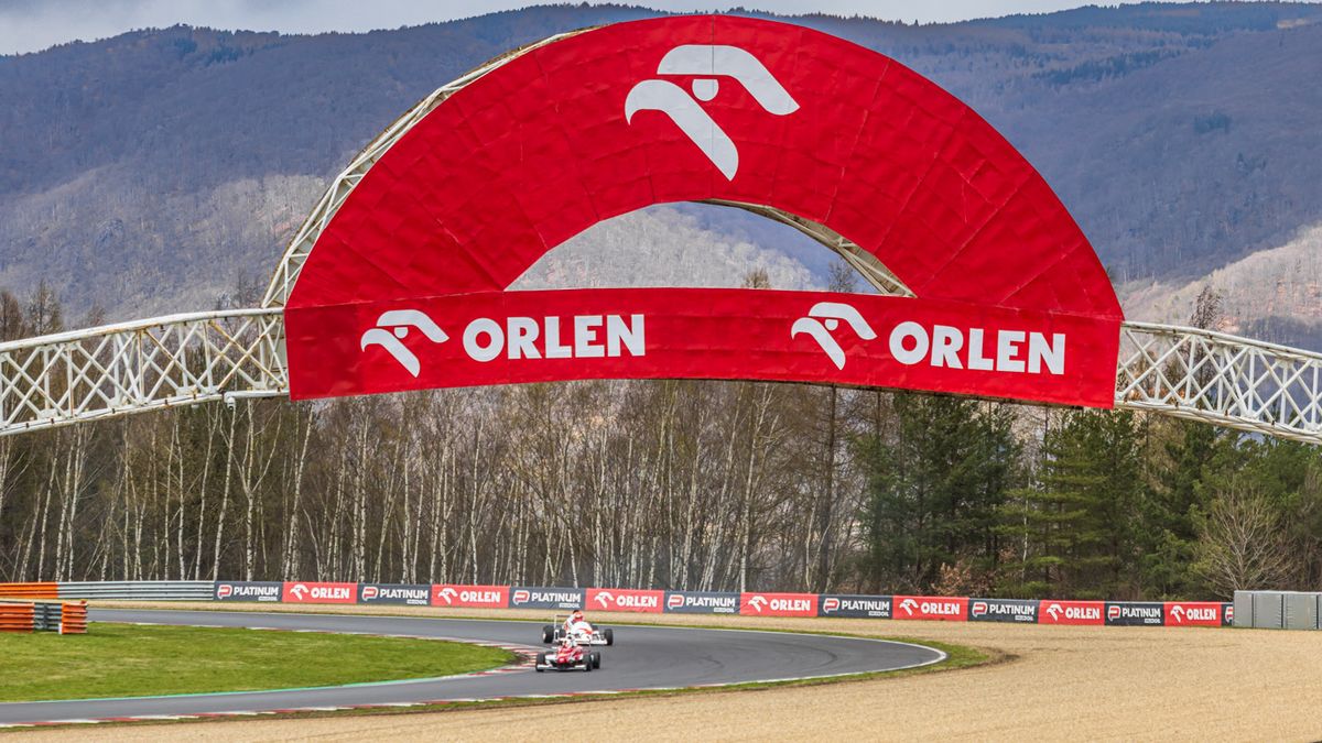 V Mostě pojedou formule 1, důležitý sponzor prohloubil spolupráci
