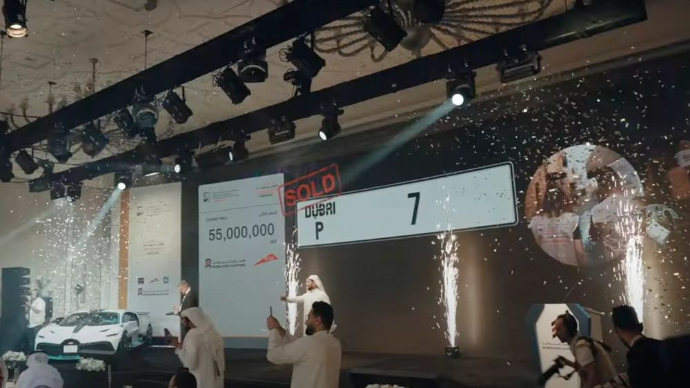 Kolik byste dali za značku na přání? Dvoumístná registračka P7 se v Dubaji vydražila za stamiliony
