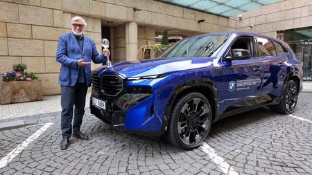 Zemřel Jiří Bartoška. Charismatický herec začínal s „embéčkem“, v posledních letech byl tváří BMW. Měl hrůzu z elektromobilů 