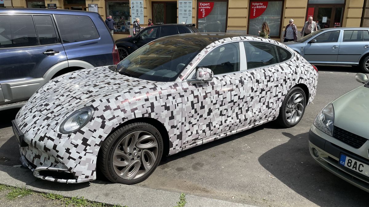Ça vient!  Une voiture chinoise camouflée traverse Prague.  En même temps, le camouflage est en fait inutile.
