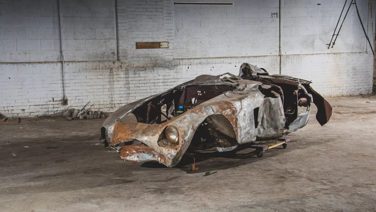 I ohořelý vrak může mít cenu přesahující 40 milionů. Vzácné Ferrari prožilo zajímavý život