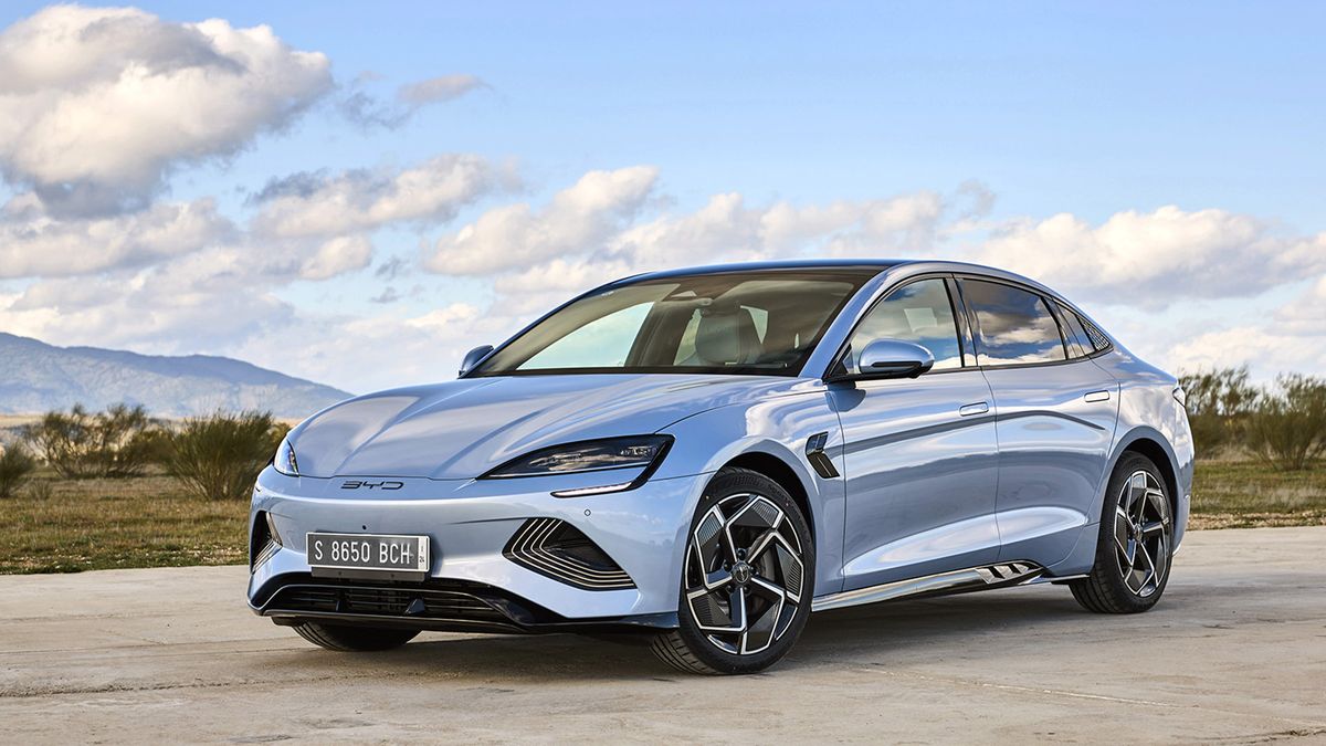 Tak je to tady. EU zavádí obří cla až 37,6 procenta na dovoz elektromobilů z Číny