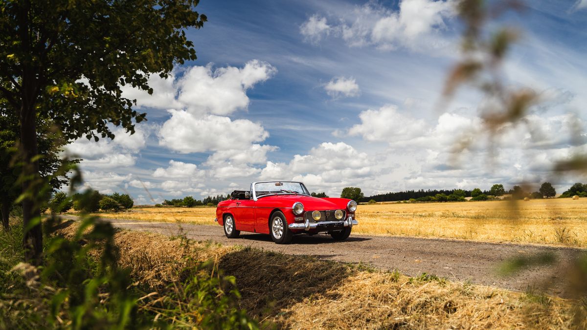 MG Midget je až legračně maličký roadster, o to větší emoce ale umí nabídnout. Jeho pořízení vás navíc nezruinuje