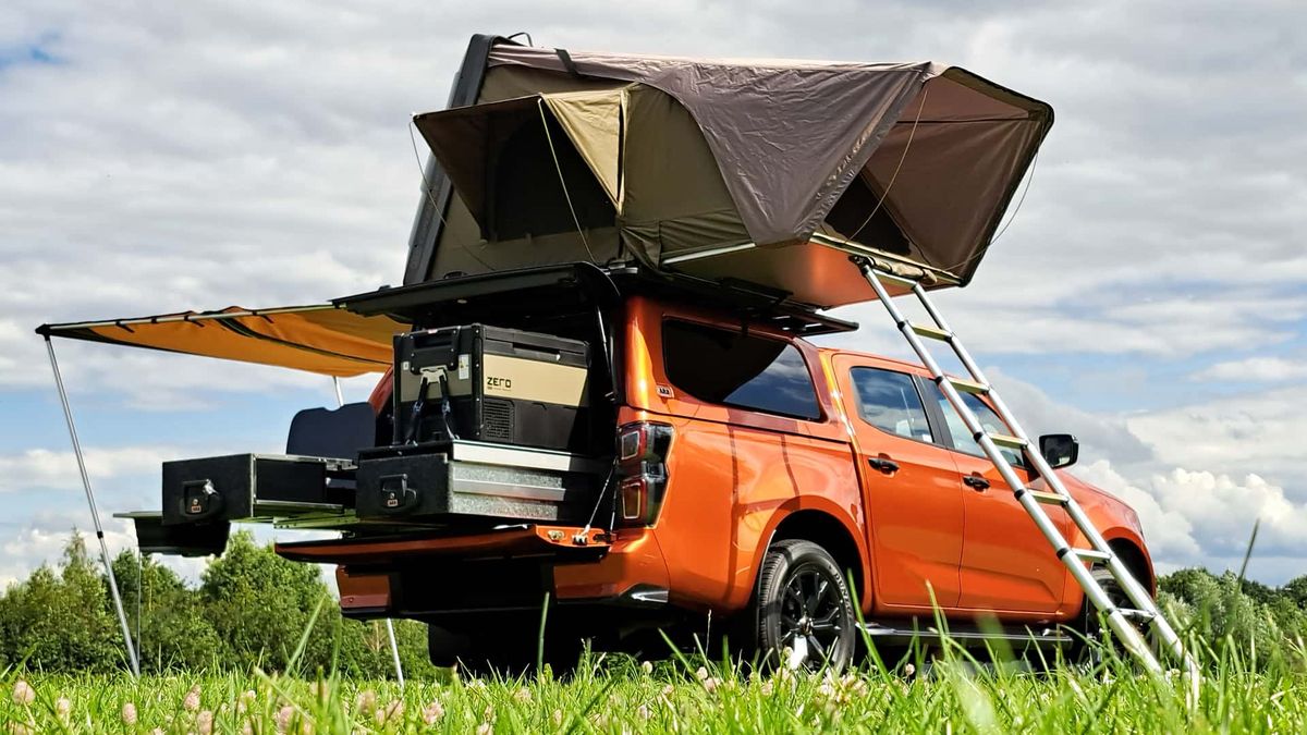 Oblíbený pick-up přestavěný na všestranný bydlík na kolech. V kempu bude zářit