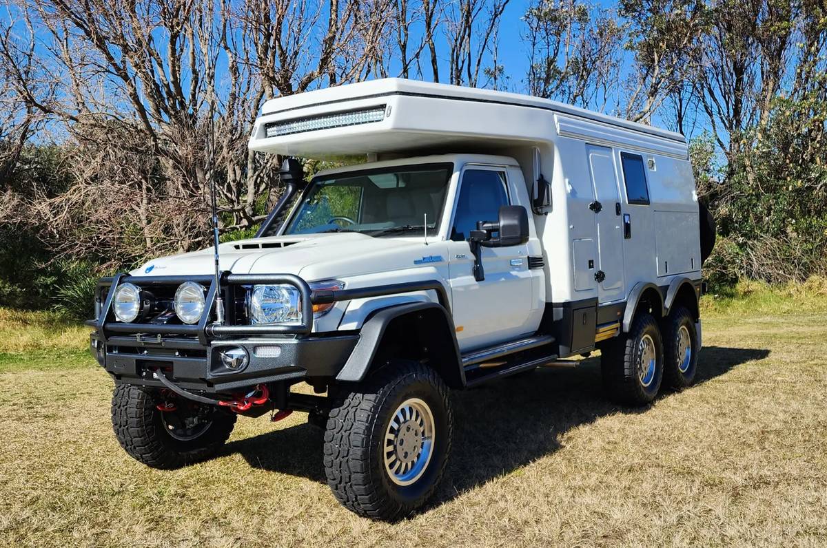 Toyota Land Cruiser 6 × 6.